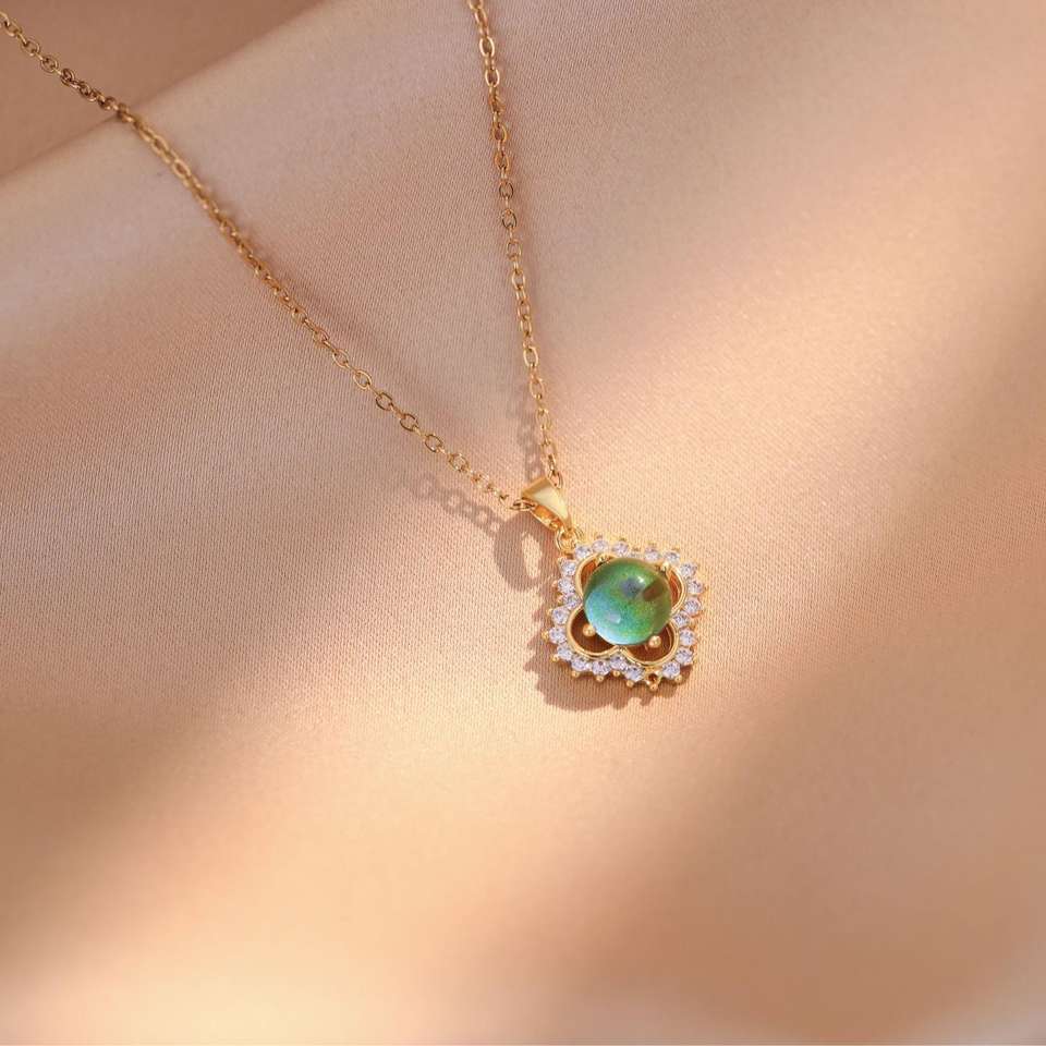 Creativity Colorful Temperature Sensitive Color Changing Stone Four Leaf Clover Pendant