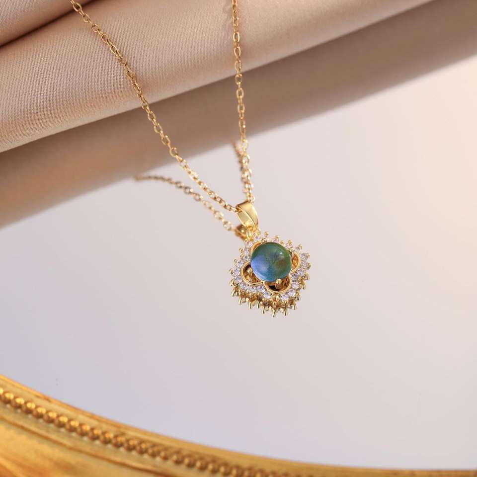 Creativity Colorful Temperature Sensitive Color Changing Stone Four Leaf Clover Pendant
