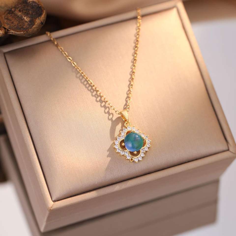 Creativity Colorful Temperature Sensitive Color Changing Stone Four Leaf Clover Pendant